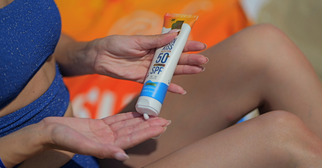 SPF 50 napvédő krém felvitele tengerparton