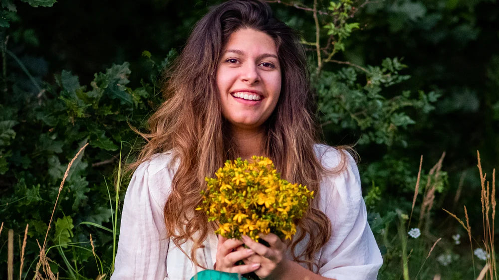 Maria Ralcheva Orbáncfű növényeket tart a kezében 
